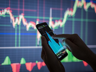 Grafici visibili su un grande schermo e sulla schermata di uno smartphone