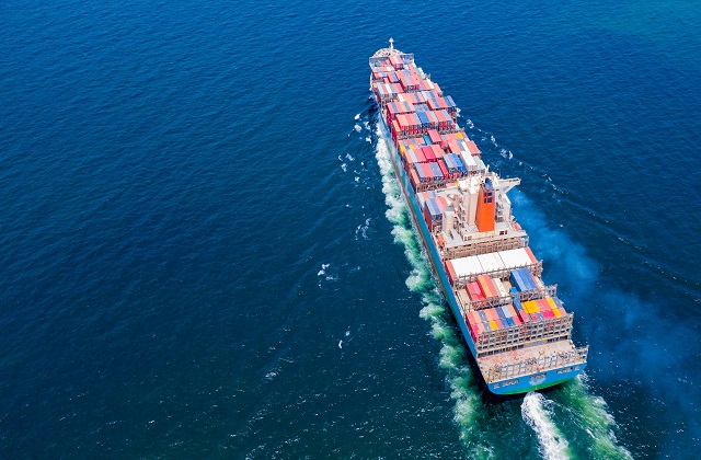 Nave portacontainer in navigazione, vista dall'alto