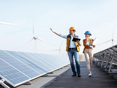 Due tecnici si occupano dei controlli in un impianto di energia rinnovabile