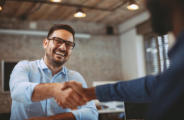 Cliente e assicuratore si stringono la mano