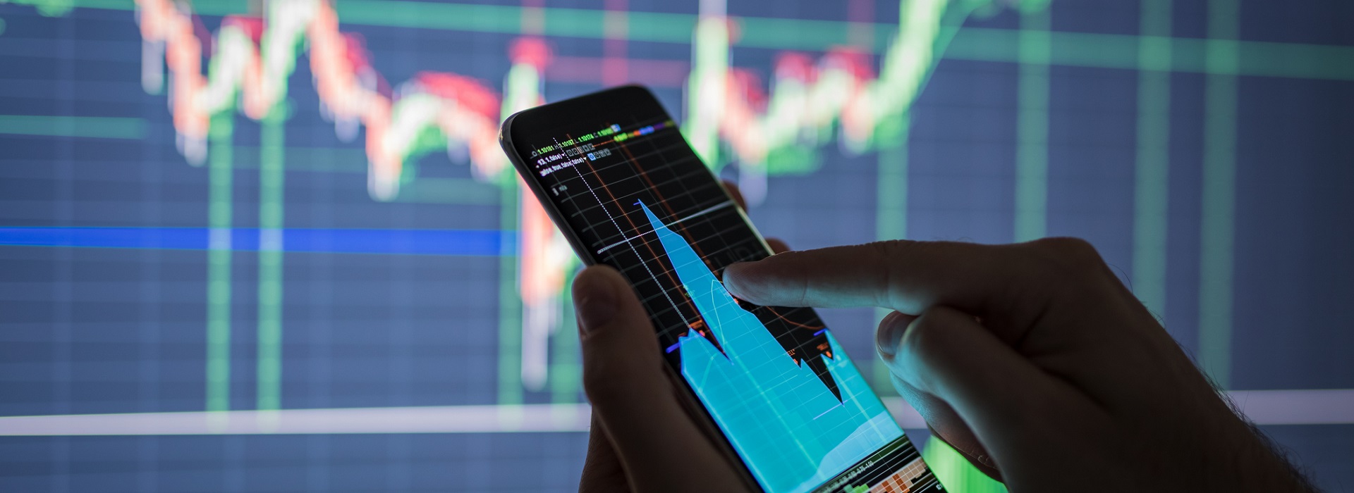 Schermata di uno smartphone con grafico e grafico proiettato sulla parete di sfondo